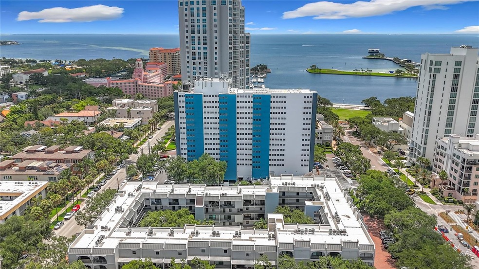 Townview is located one block from the waterfront parks and a short walk to the Pier.
