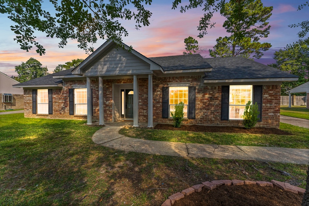 28710 Savannah Dr, Shenandoah, TX 77381 - photo 1