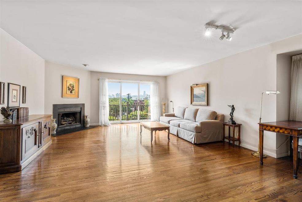 100 Panorama Dr unit 100, Edgewater, NJ 07020 - photo 1