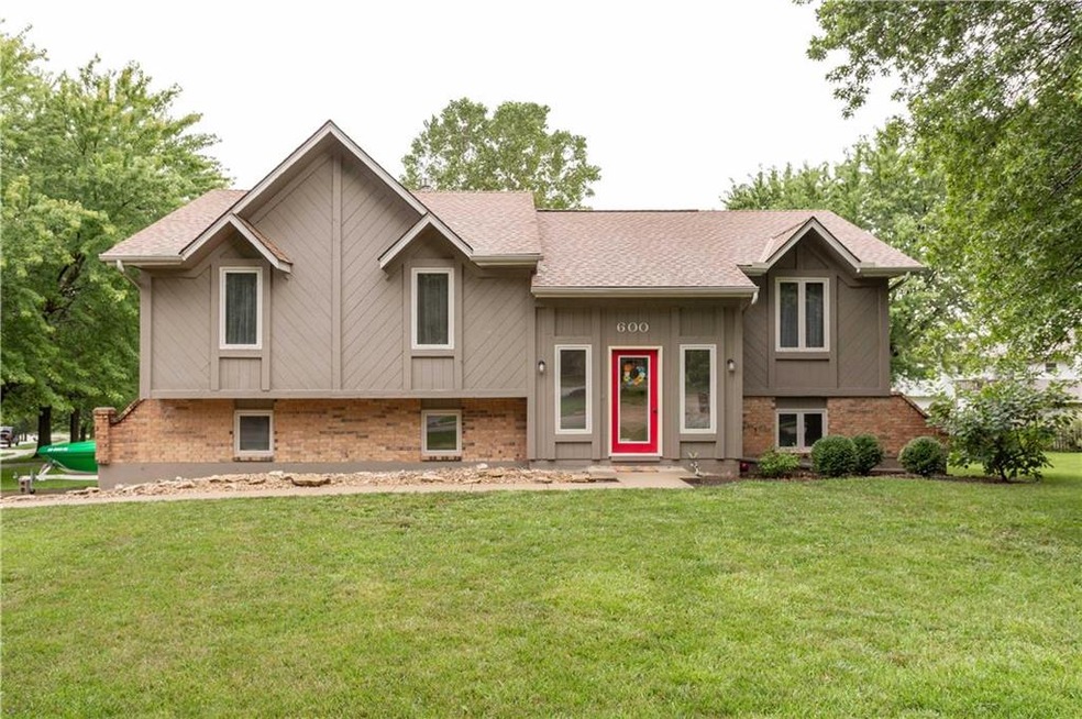 600 N Jefferson St, Raymore, MO 64083 - photo 1