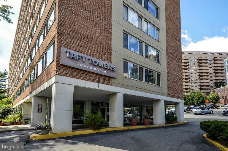 Taft Towers unit 702, Arlington, VA 22201 - photo 1