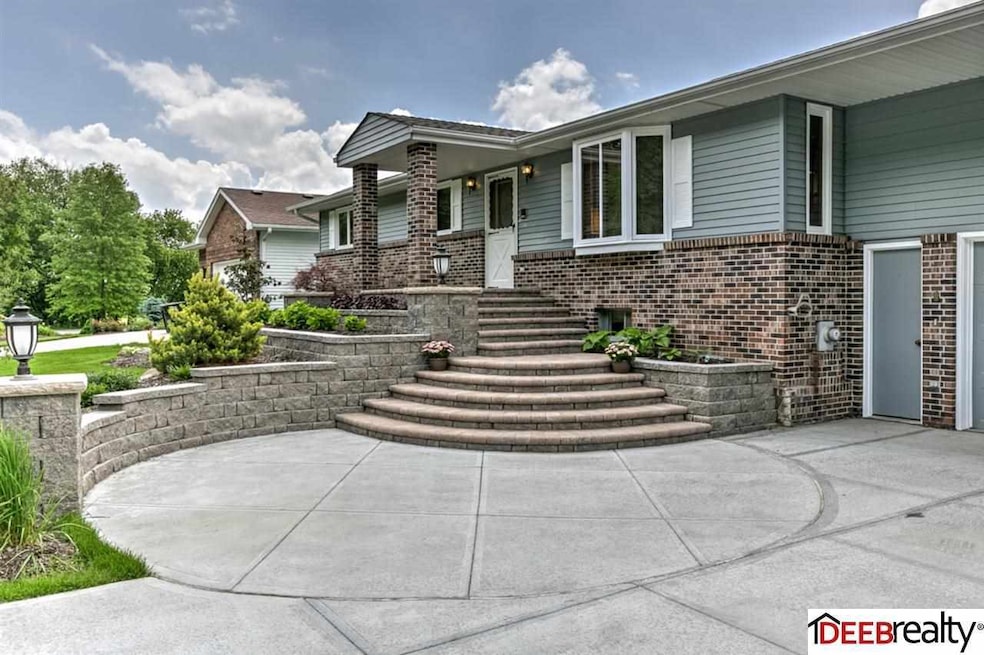 7813 Molokai Dr, Papillion, NE 68046 - photo 1