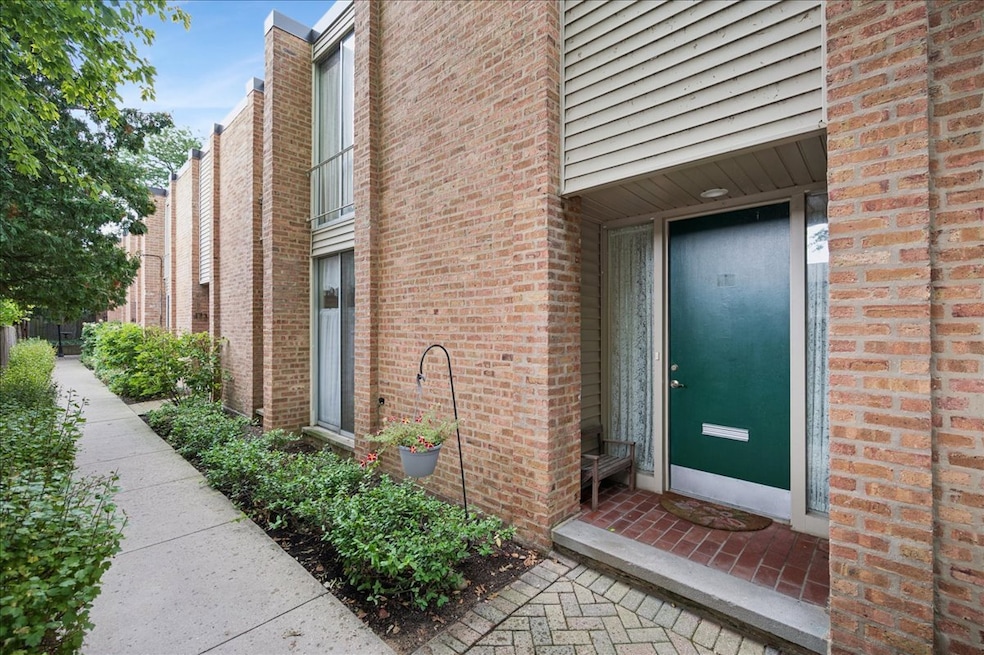 471 Linden St unit 471, Winnetka, IL 60093 - photo 1