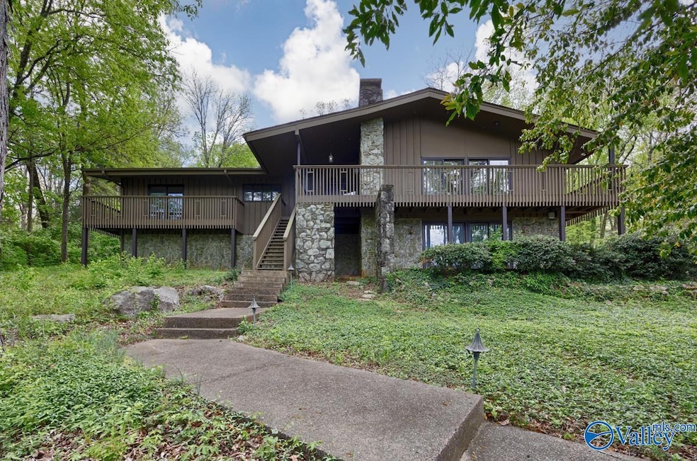 This MCM home give treehouse vibes on 1.8 acre treed lot close to downtown Huntsville, AL  #mcm #midcenturyliving