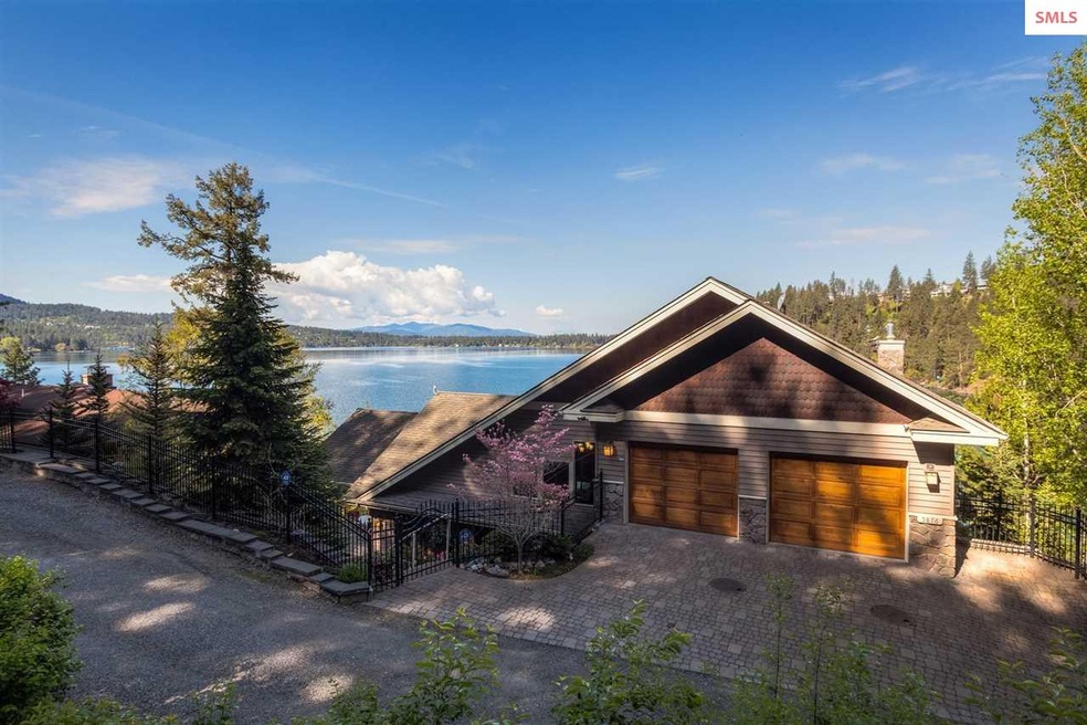 Great year round location on Hayden Lake with over