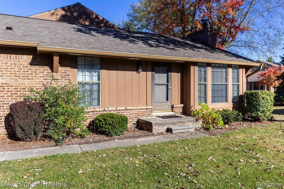 Fabulous END UNIT RANCH with no one above or below you!!