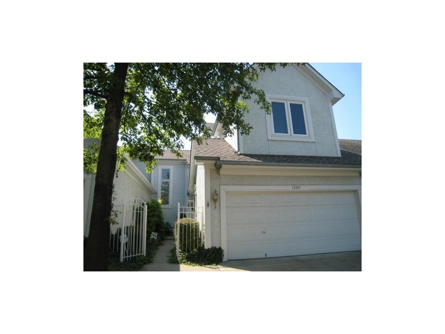 Inviting Lakeview Townhome with Maintenance Provid