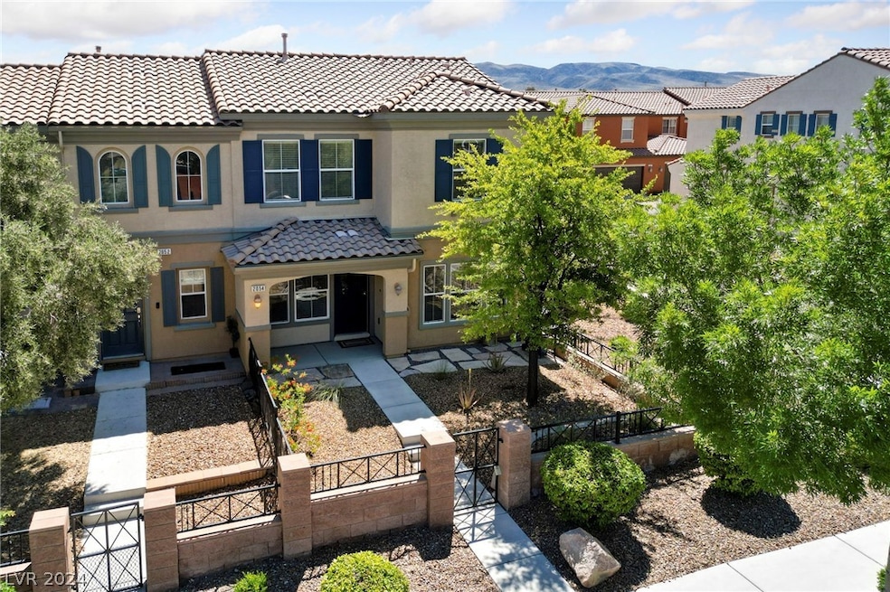 Beautiful corner townhome in Inspirada!