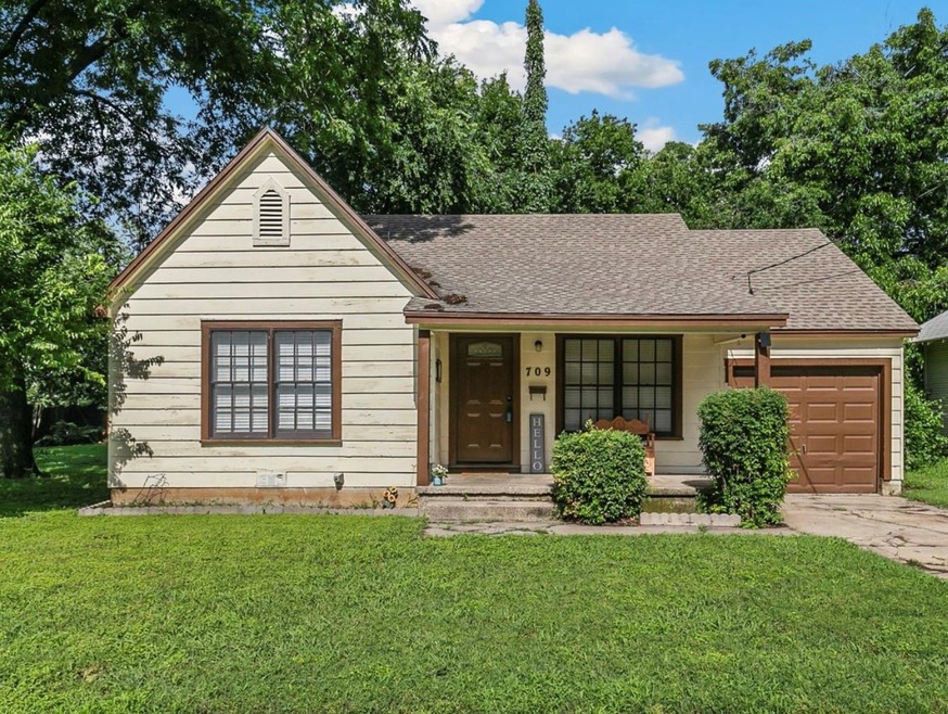 709 N Commerce St, Gainesville, TX 76240 - photo 1