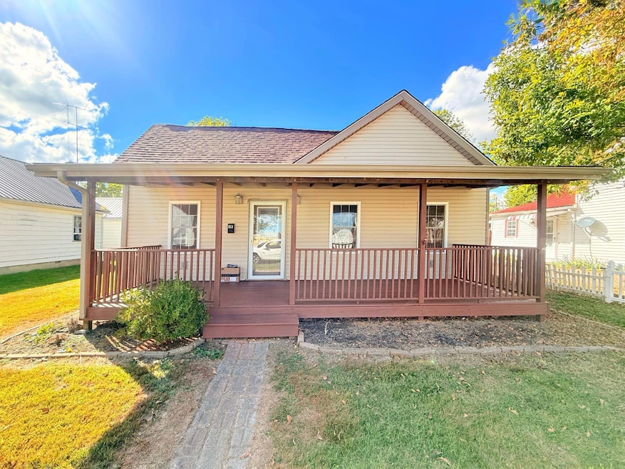 3 Bed/ 2.5 Bath Large Kitchen , MOVE IN READY !