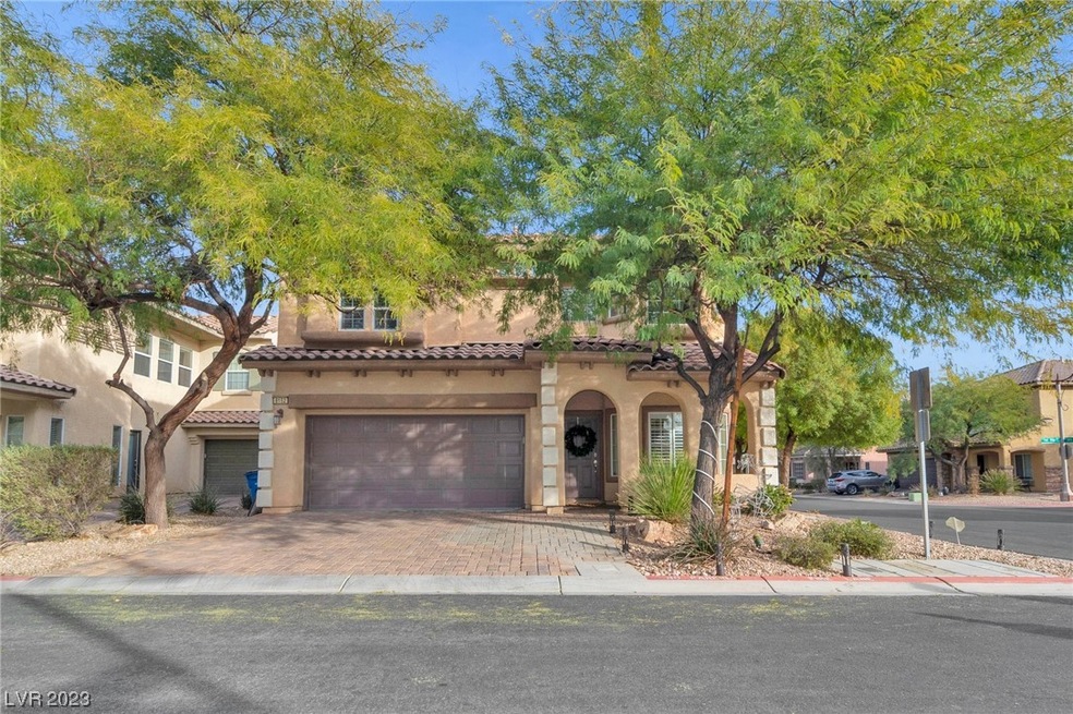 Corner lot in cul-de-sac