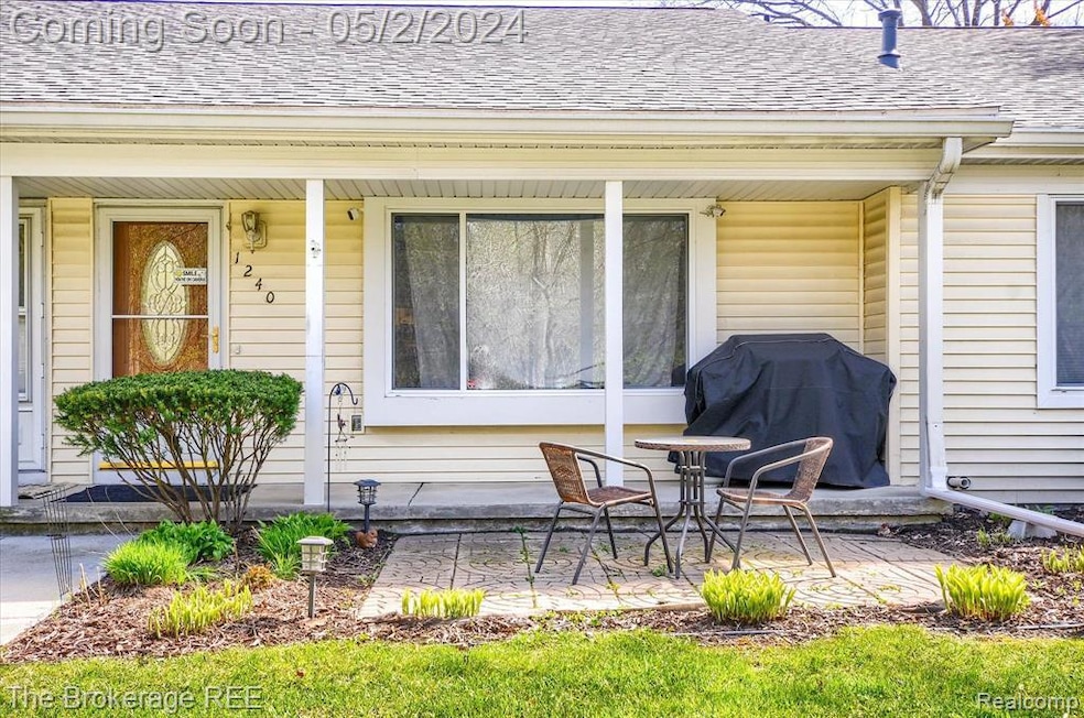 1240 Leisure Dr, Flint, MI 48507 - photo 1