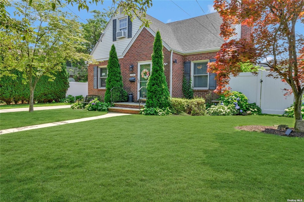 Sold $900,000 • Co-Listing Agent