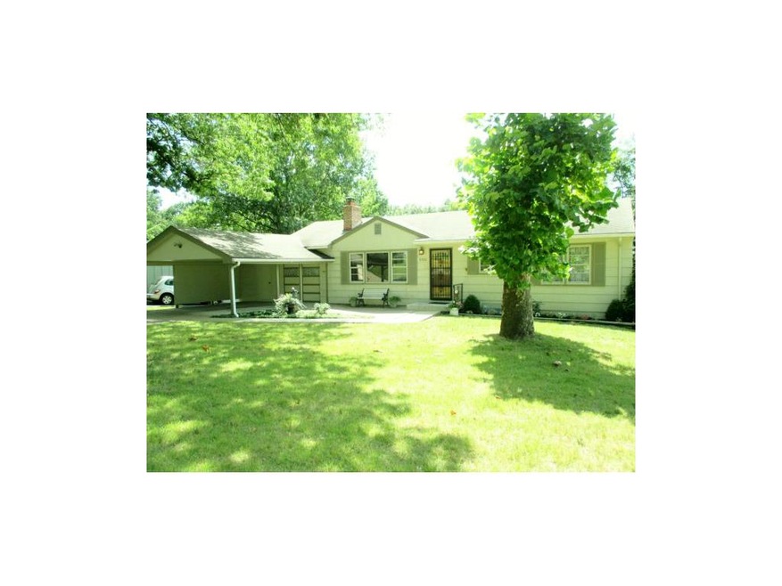 GREAT CURB APPEAL!  LOTS OF BRIGHT SUNSHINE!