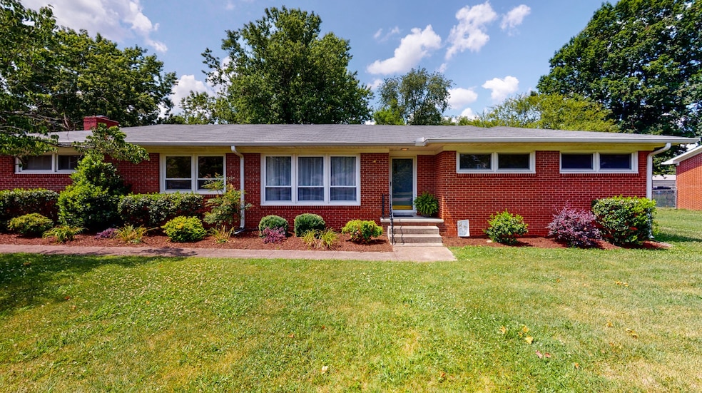 402 Dow Dr, Shelbyville, TN 37160 - photo 1