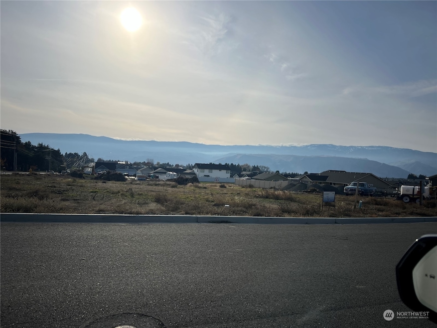 969 N Newport Loop, East Wenatchee, WA 98802 - photo 1