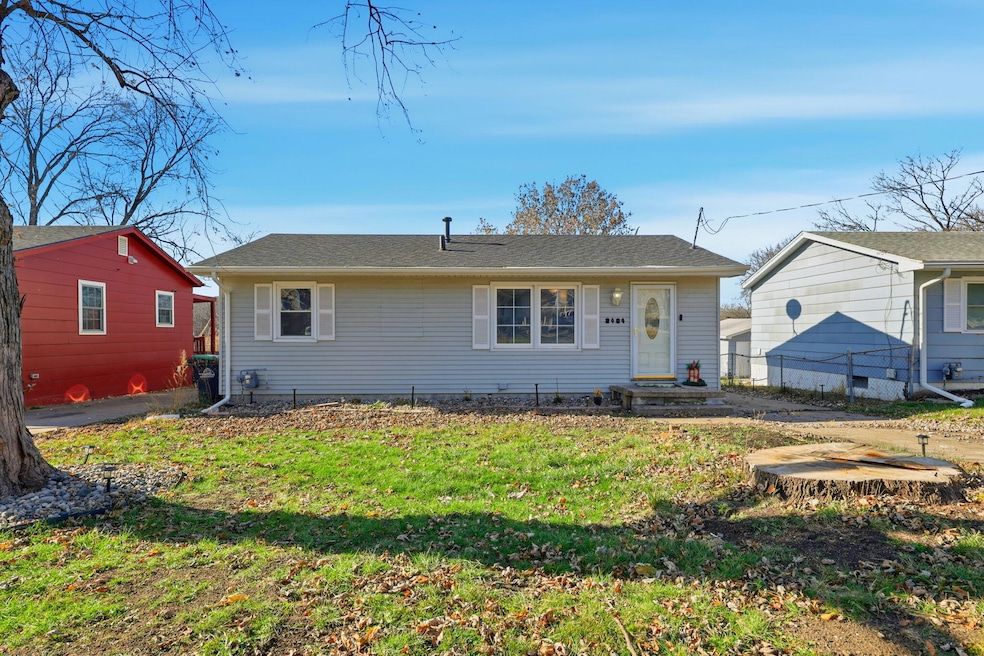 2404 E 37th Ct, Des Moines, IA 50317 - photo 1