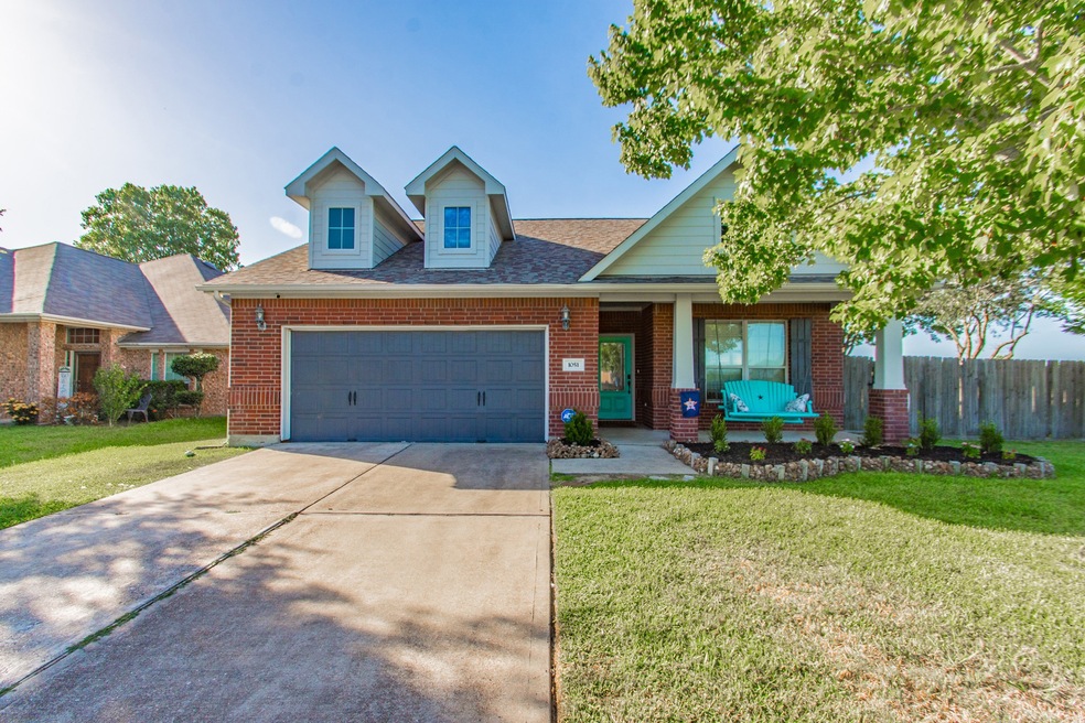 1051 Luke Dr, Alvin, TX 77511 - photo 1