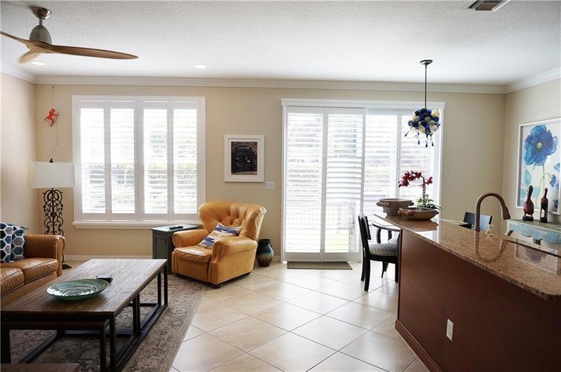 LIVING ROOM WITH KITCHEN. BEAUTIFUL NATURAL LIGHT