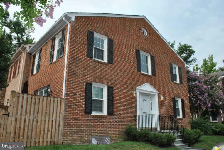 1324 Chetworth Ct, Alexandria, VA 22314 - photo 1