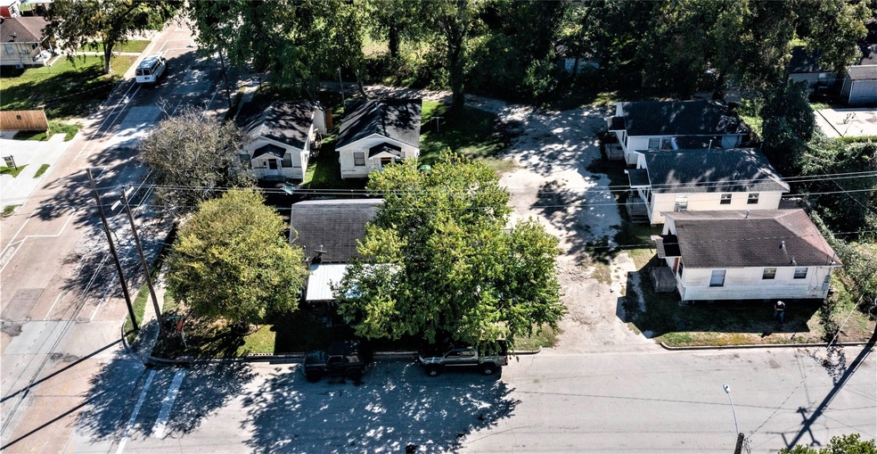 1510 Fairbanks St, Houston, TX 77009 - photo 1