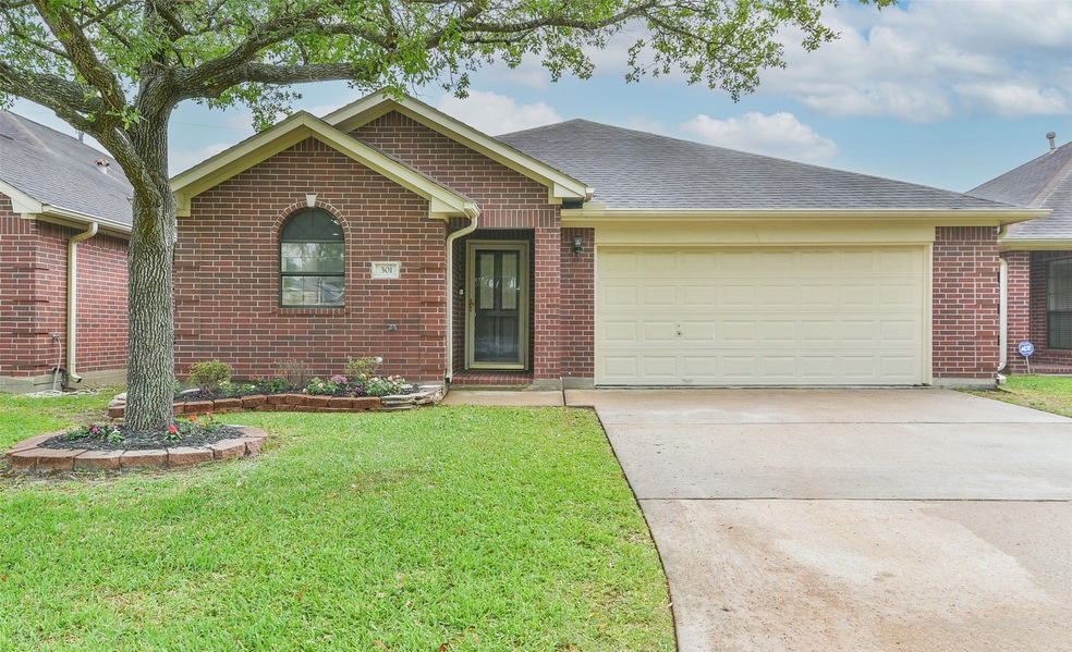 301 Live Oak Ln, Friendswood, TX 77546 - photo 1