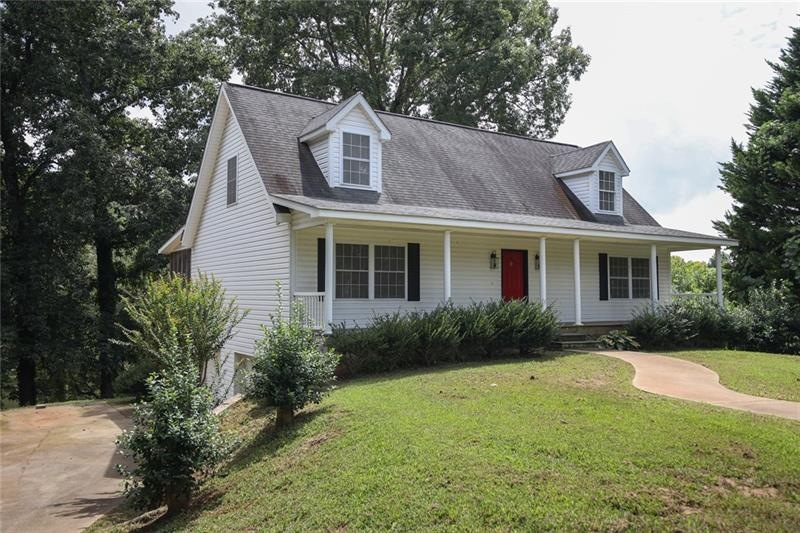 BEAUTIFUL 3 BED, 2.5 BATH HOME ON THE LAKE