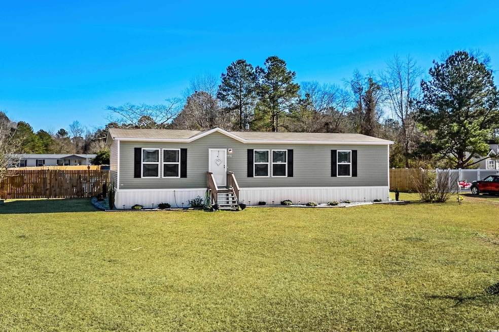 Manufactured / mobile home featuring a front lawn