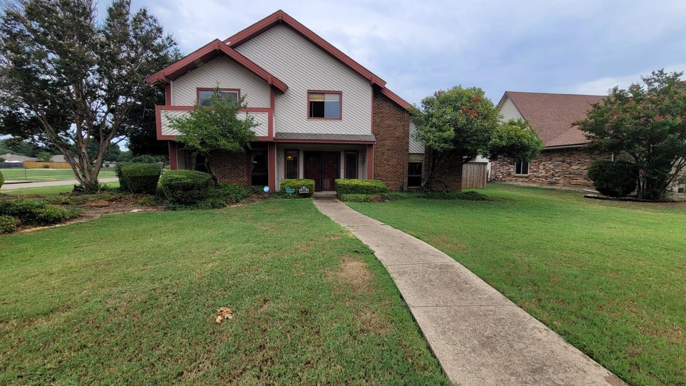 View of front of home featuring a front yard