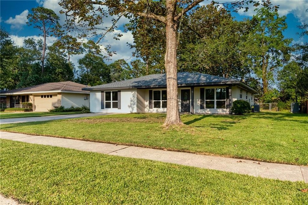 1042 Belvedere Dr, Slidell, LA 70458 - photo 1