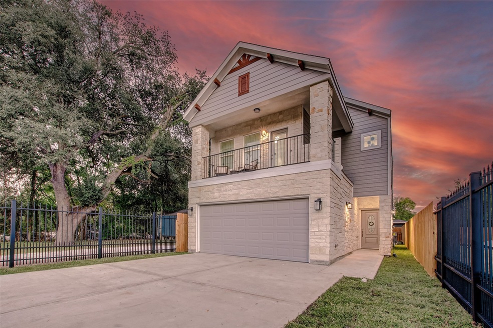 973 Reverend b j Lewis Dr, Houston, TX 77088 - photo 1