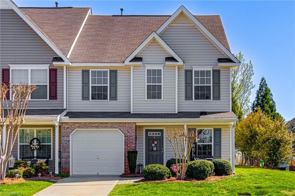 Wonderful end unit townhome in Robyn's Glen