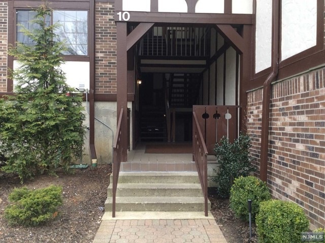 1004 Thoreau Ct, Mahwah, NJ 07430 - photo 1