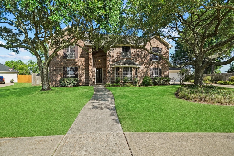 401 Regency Ct, Friendswood, TX 77546 - photo 1