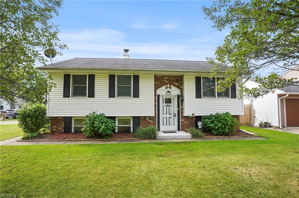 Raised ranch with a front lawn