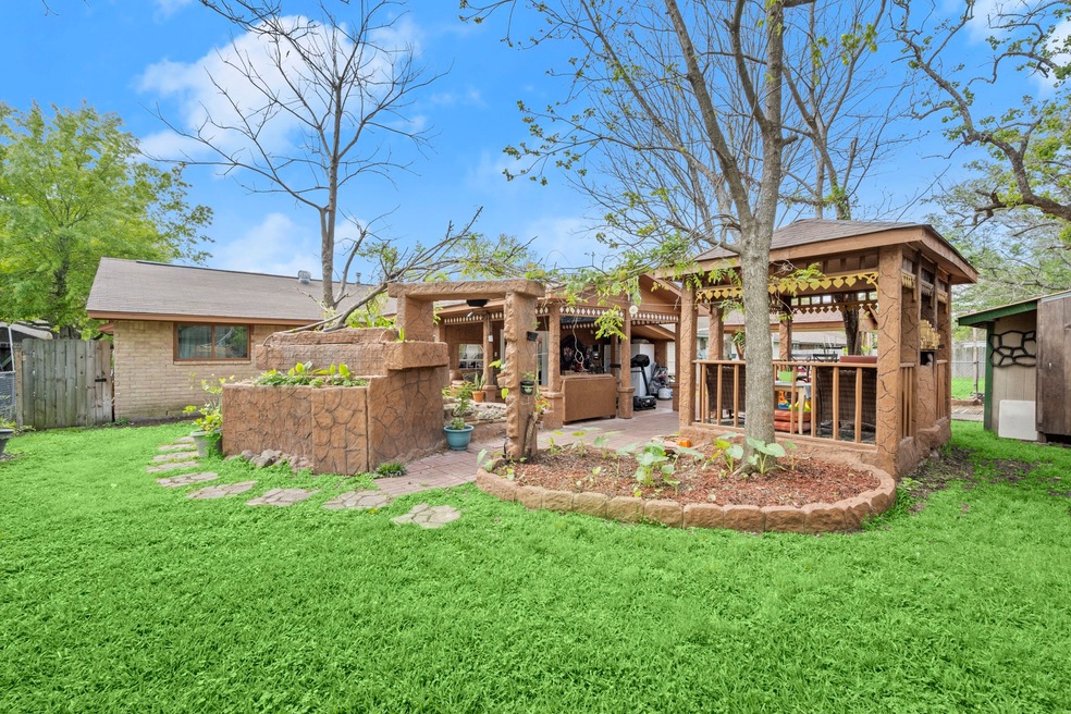 7118 Yellow Pine Dr, Houston, TX 77040 - photo 1