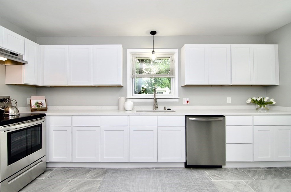 11 Aberdeen Rd, Springfield, MA 01109 - photo 1