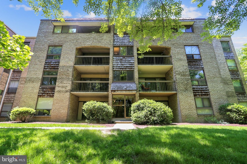 433 Christopher Ave unit 13, Gaithersburg, MD 20879 - photo 1