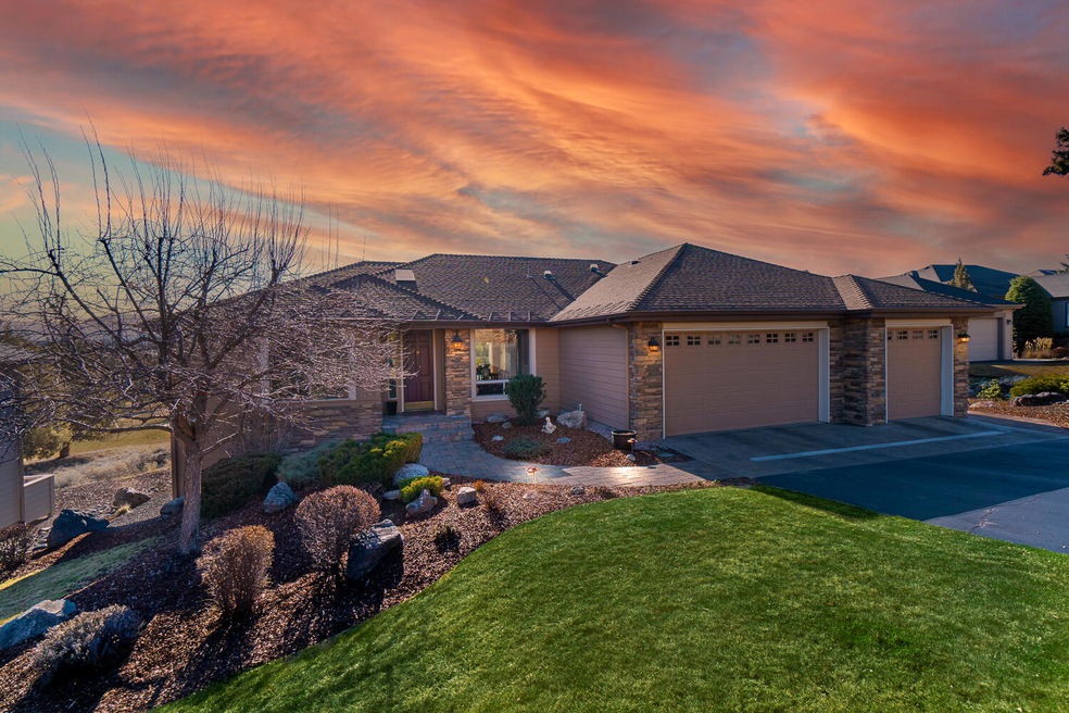 1026 Niagara Falls Dr, Redmond, OR 97756 - photo 1