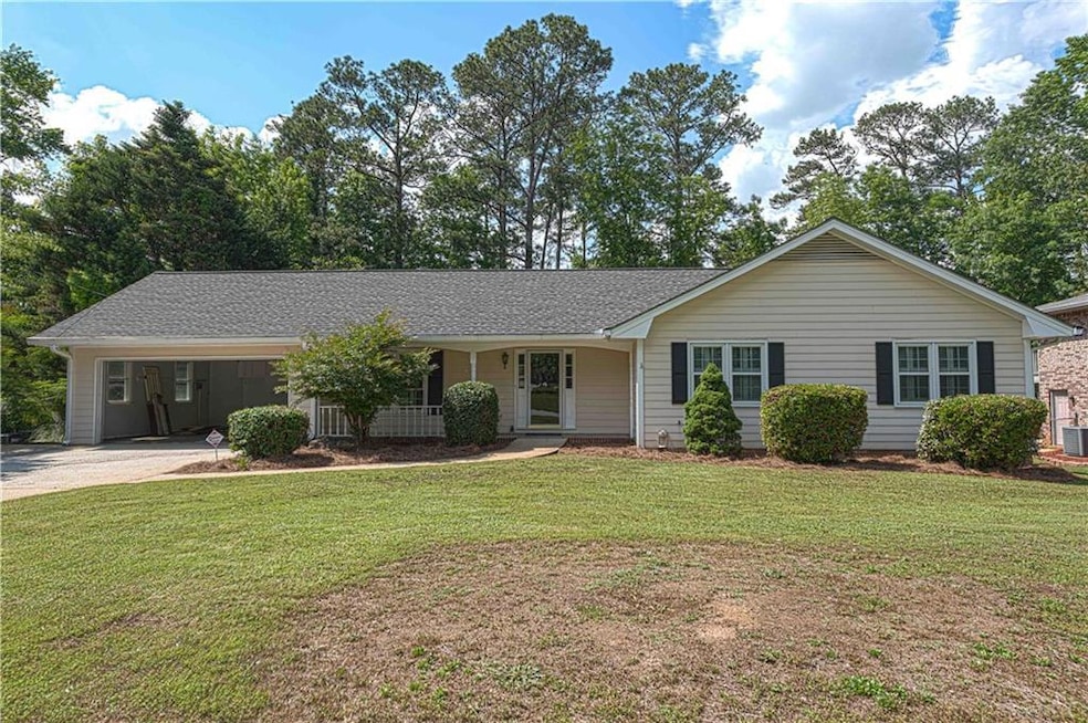 Ranch-style home with level front yard