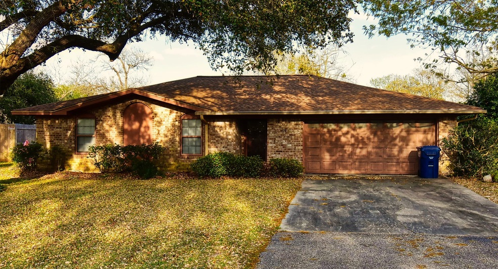 99 Nueces St, Bay City, TX 77414 - photo 1