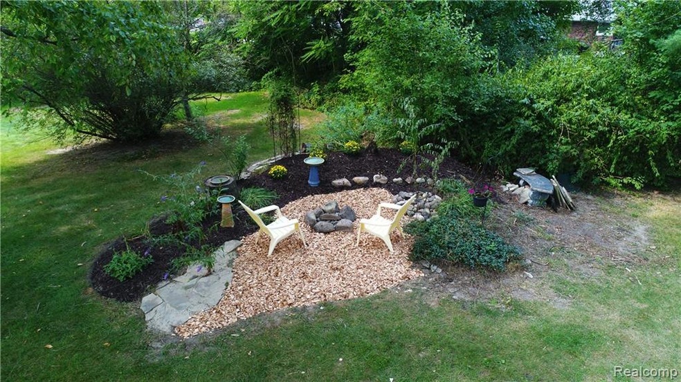 2252 Devonshire Rd, Bloomfield Hills, MI 48302 - photo 1