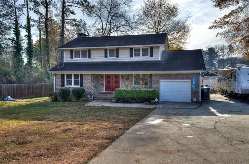 Front view of home capturing yardspace and fence.