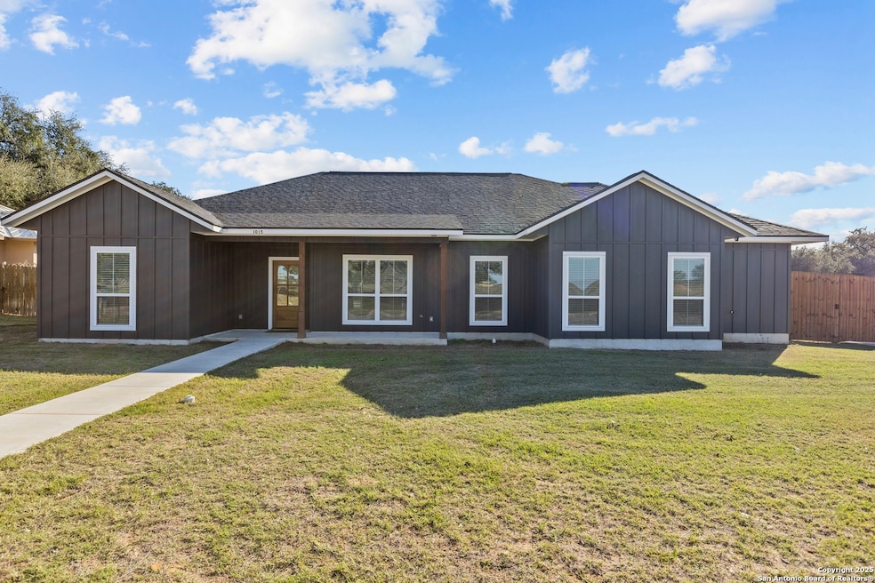 1015 Timbercrest Dr, Pleasanton, TX 78064 - photo 1