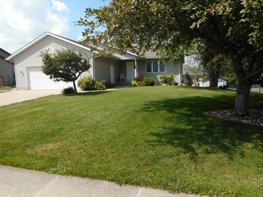 2907 W 4th St, Cedar Falls, IA 50613 - photo 1