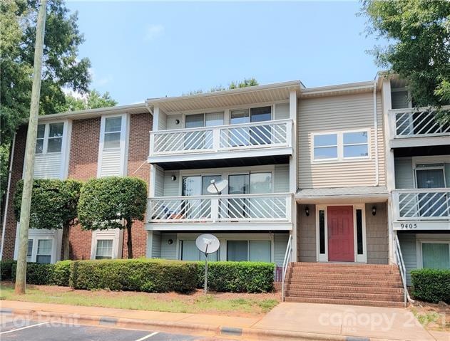 3rd floor condo in convenient location to UNCC.  E