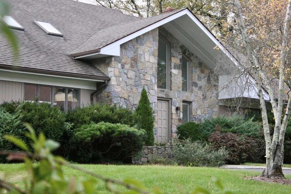 4 Magnetti Cir, Mamaroneck, NY 10543 - photo 1