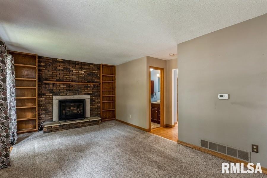 5633 Quercus Ln, Davenport, IA 52806 - photo 1