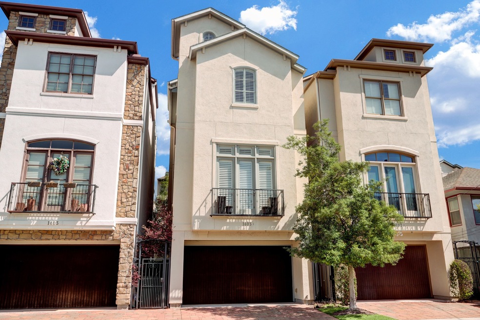 Beautiful single family home with backyard and roo