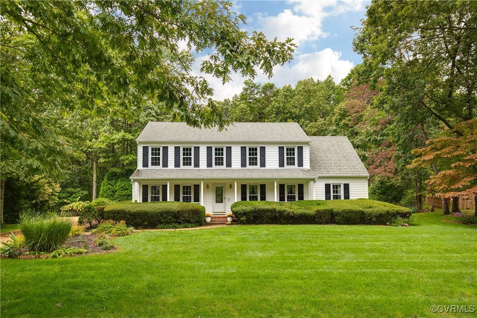 Colonial house featuring a front yard